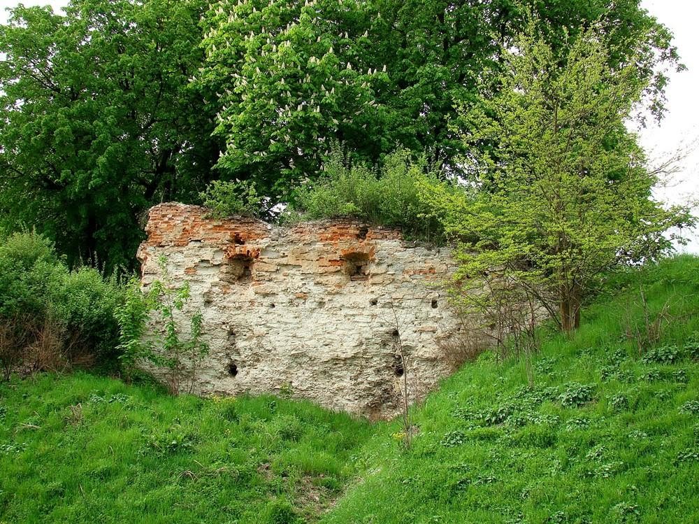 Руїни мурів,   ruins of the walls