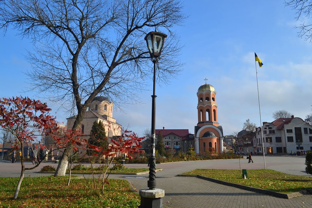 Ліворуч — церква Різдва Христового (XIV-XVI ст.)