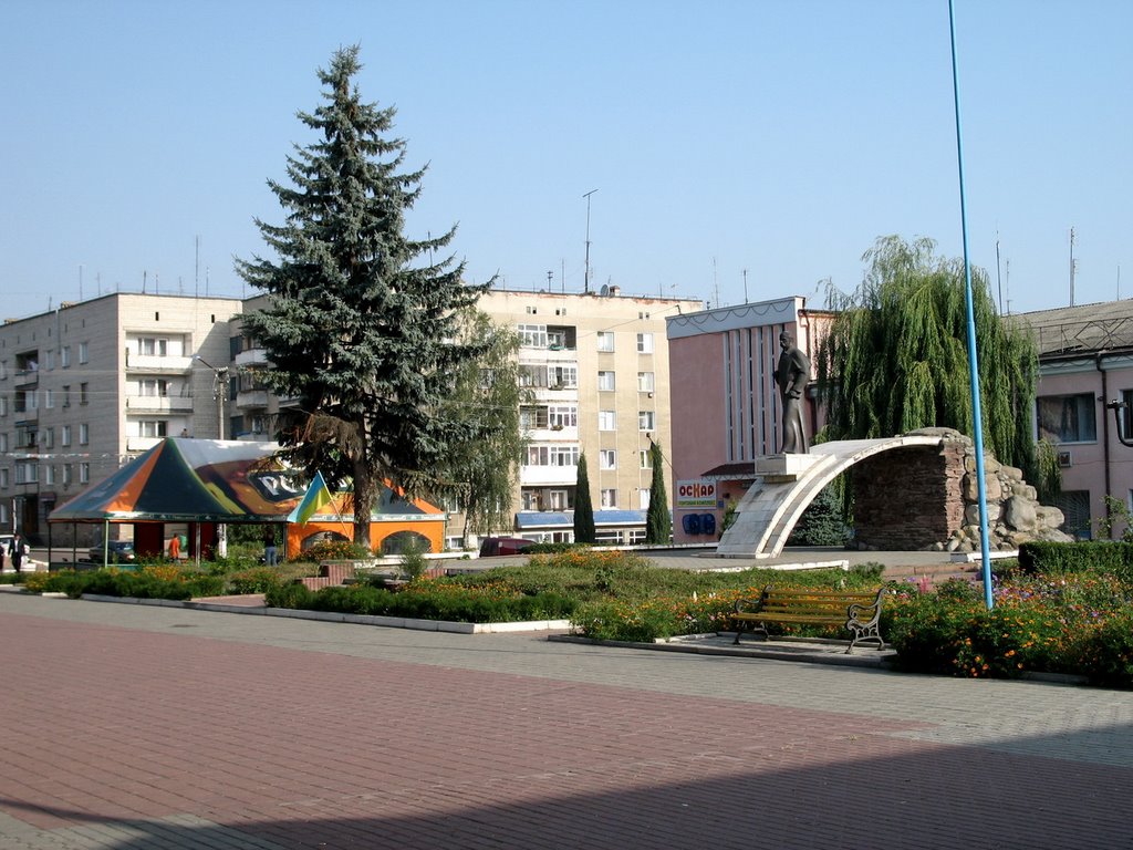 Центр,пам ятник Шевченкові.*