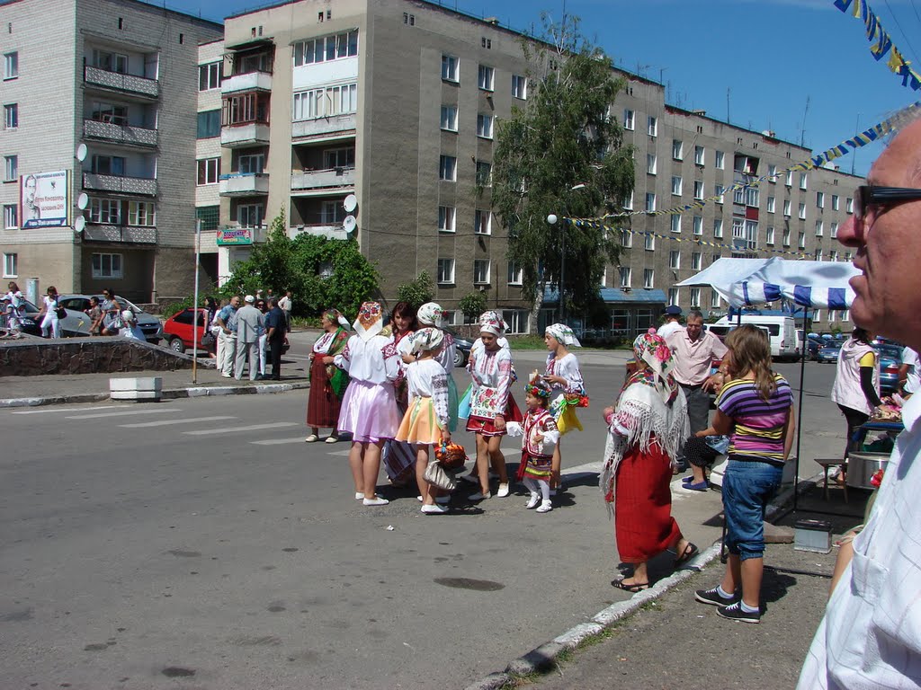 Молодь на вулиці міста.*