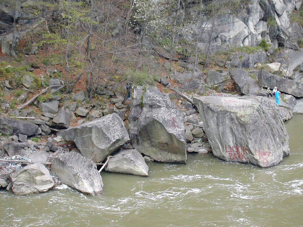 Водопад (Falls)