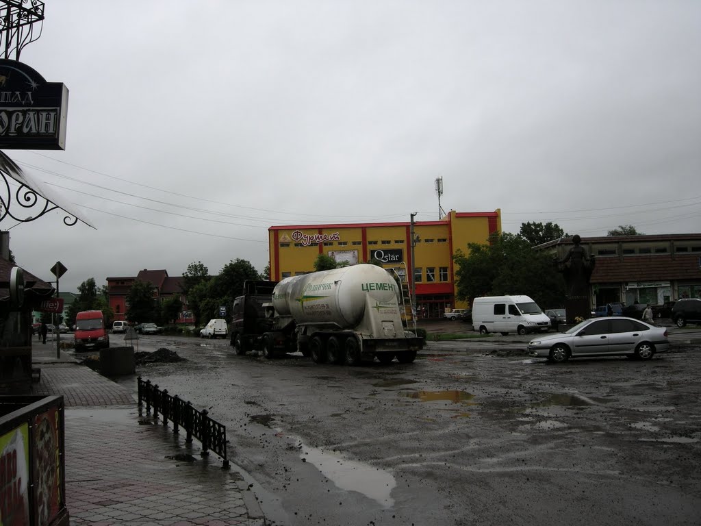 Hlavní tah procházející městečkem Zabolotiv. Díry byly mnohdy až 20 cm hluboké.