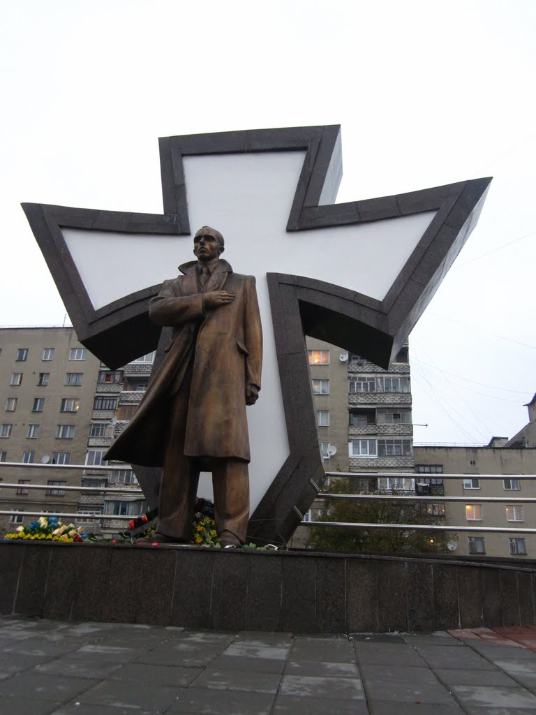 місто Івано-Франківськ, памятник Бандері ..