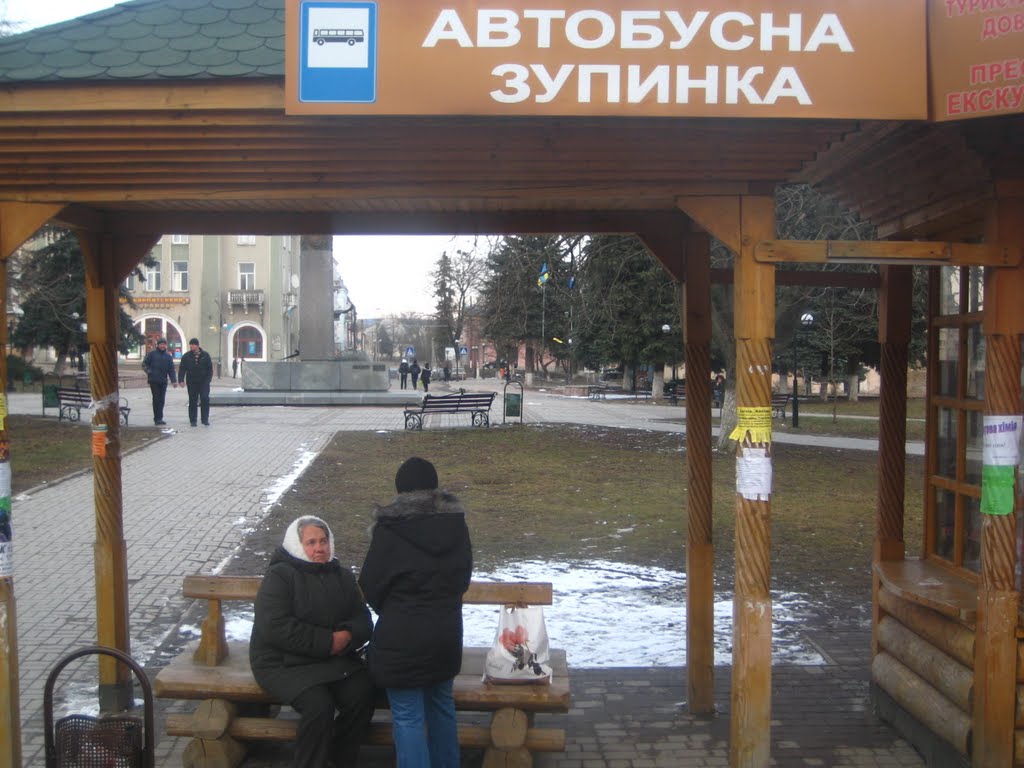 Центр Рогатина,  автобусна зупинка ..