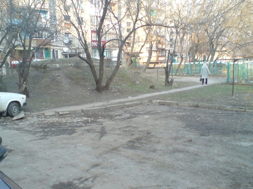 в дворі