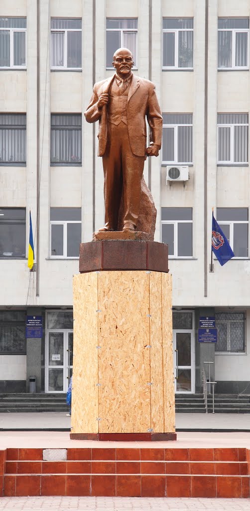 В.И.Ленин, серьезный - думает о Народе.
