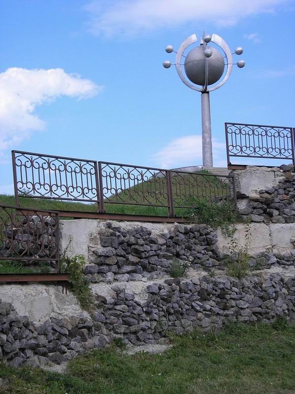 памятник молекуле
