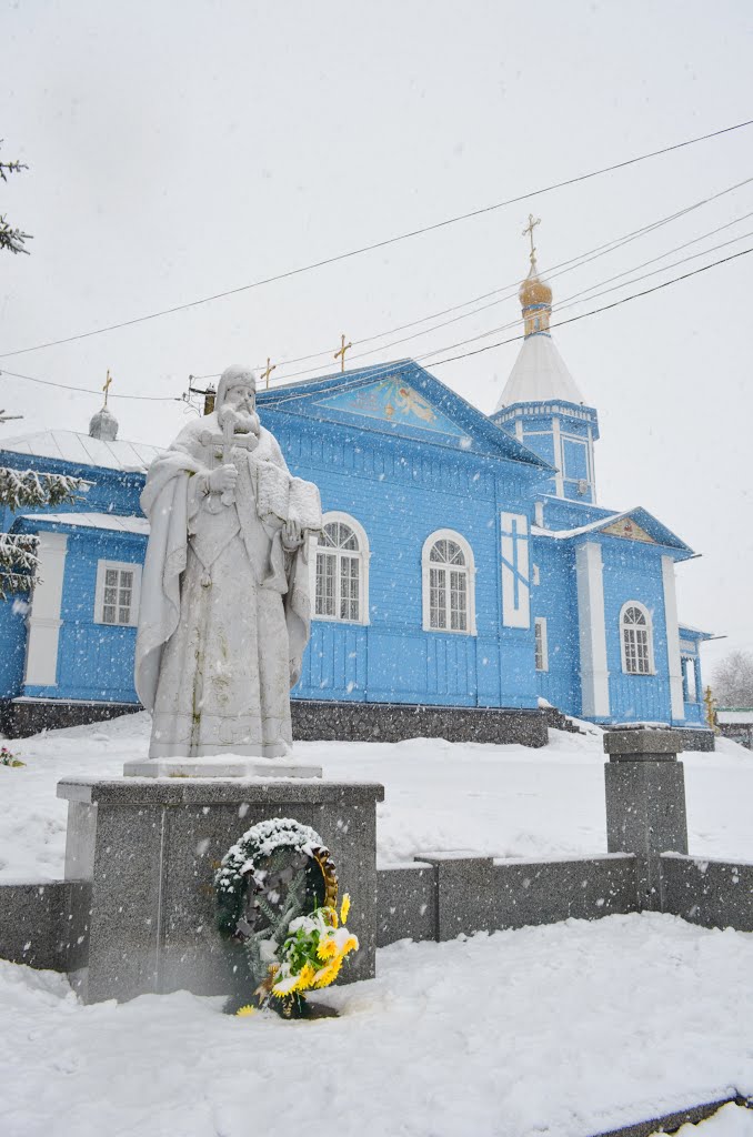 Памятник Петру Могиле у церкви / Monument to Peter Mogila at the church
