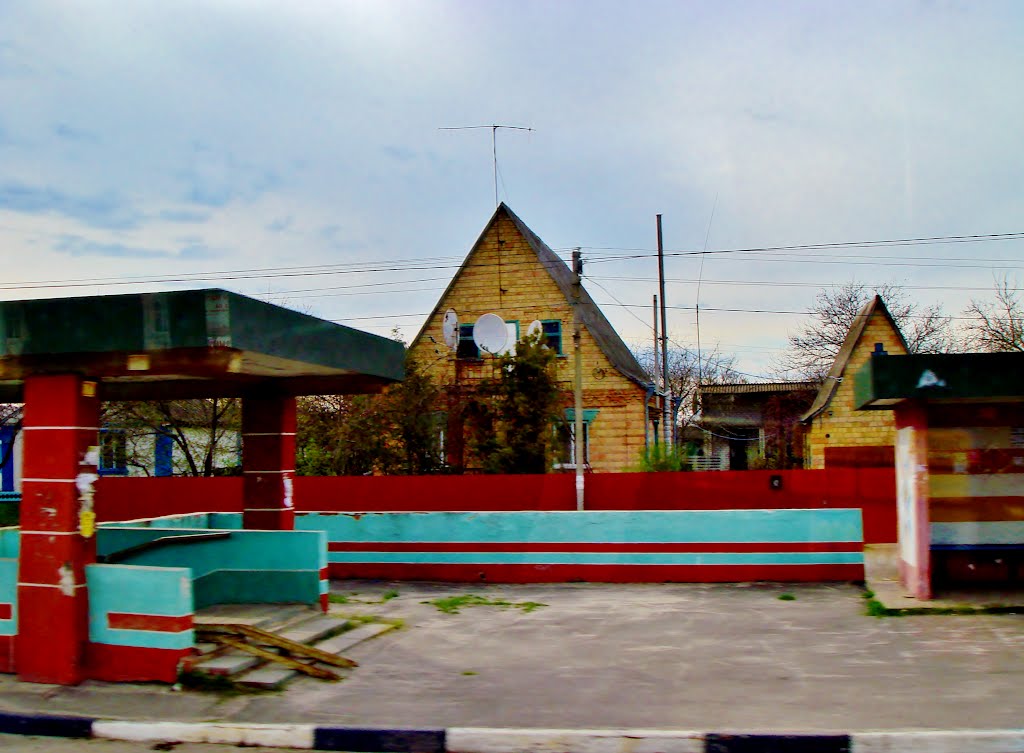 23.04.2012 16:40  Одесское шоссе. Остановка пассажирского автотранспорта в п.г.т.Гребенки.