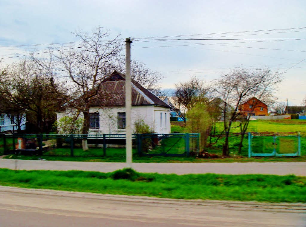 23.04.2012 16:40  Одесское шоссе. Уютные дома в п.г.т.Гребенки.