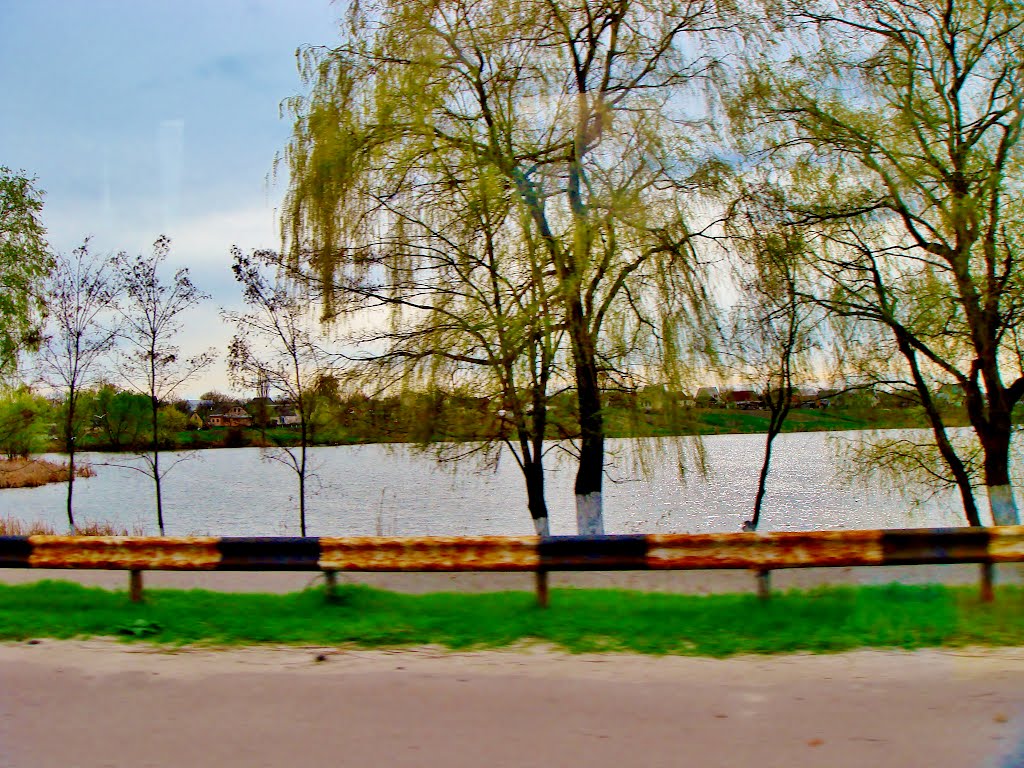 23.04.2012 16:41  Одесское шоссе. Вдоль водоема в поселке городского типа Гребенки.