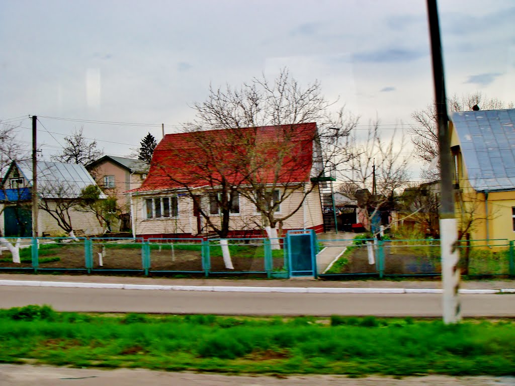23.04.2012 16:41 Одесское шоссе. Аккуратные жилища в п.г.т.Гребенки.
