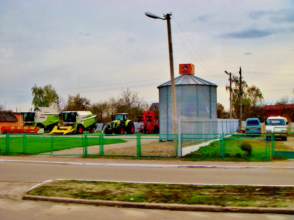 23.04.2012 16:41 Одесское шоссе.  Сельхозтехника на площадке в п.г.т.Гребенки.