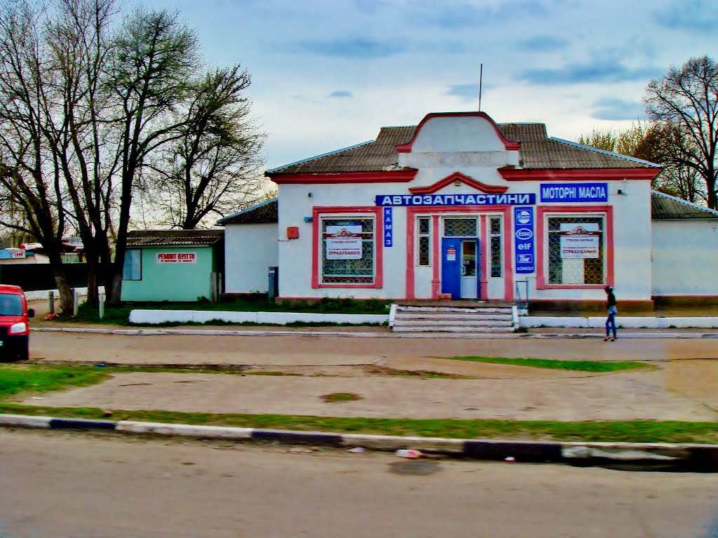 23.04.2012 16:41  Одесское шоссе. Магазин автозапчастей в п.г.т.Гребенки.