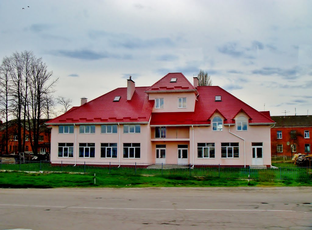 23.04.2012 16:41  Одесское шоссе.  Здание гостиницы в п.г.т.Гребенки.
