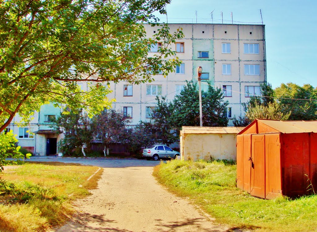 Подъездная дорога к жилому дому.
