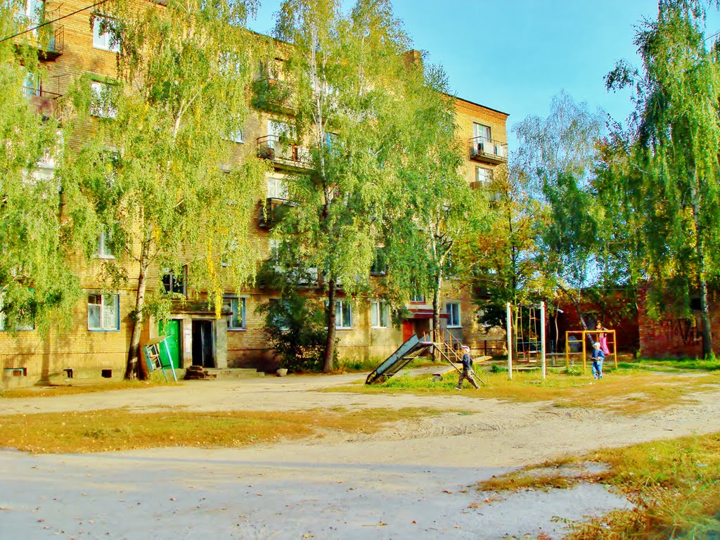 Ул.Бударина. Детская площадка во дворе пятиэтажного кирпичного дома.