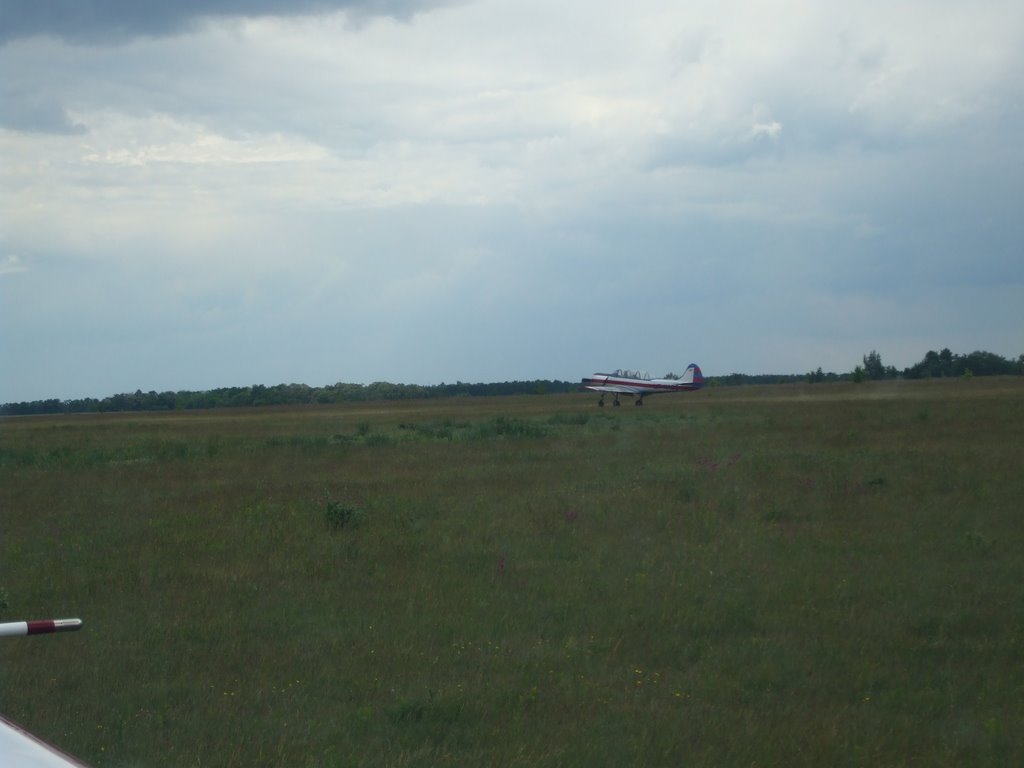 plane is landing while we are preparing to take off