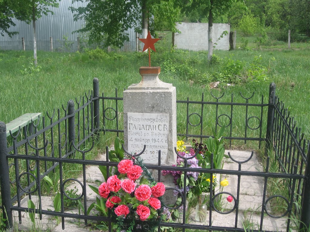 Памятник Герою ВОВ на территории Радиостанции