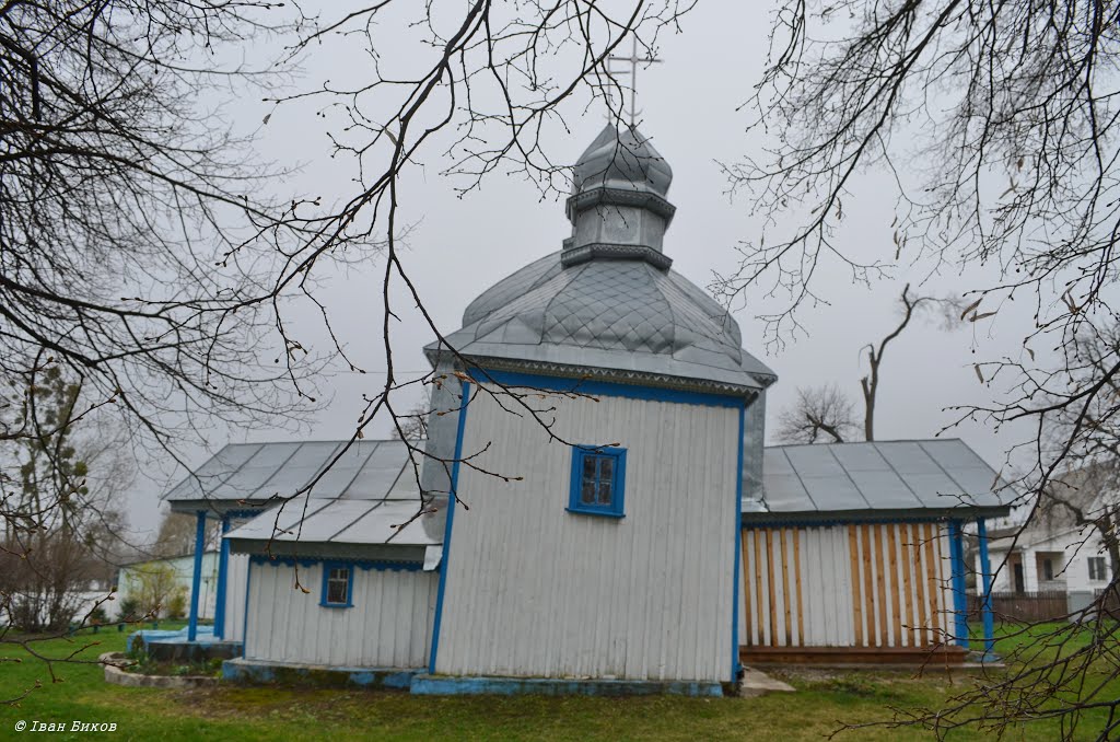 Кожанка. Нахил старих стін храму