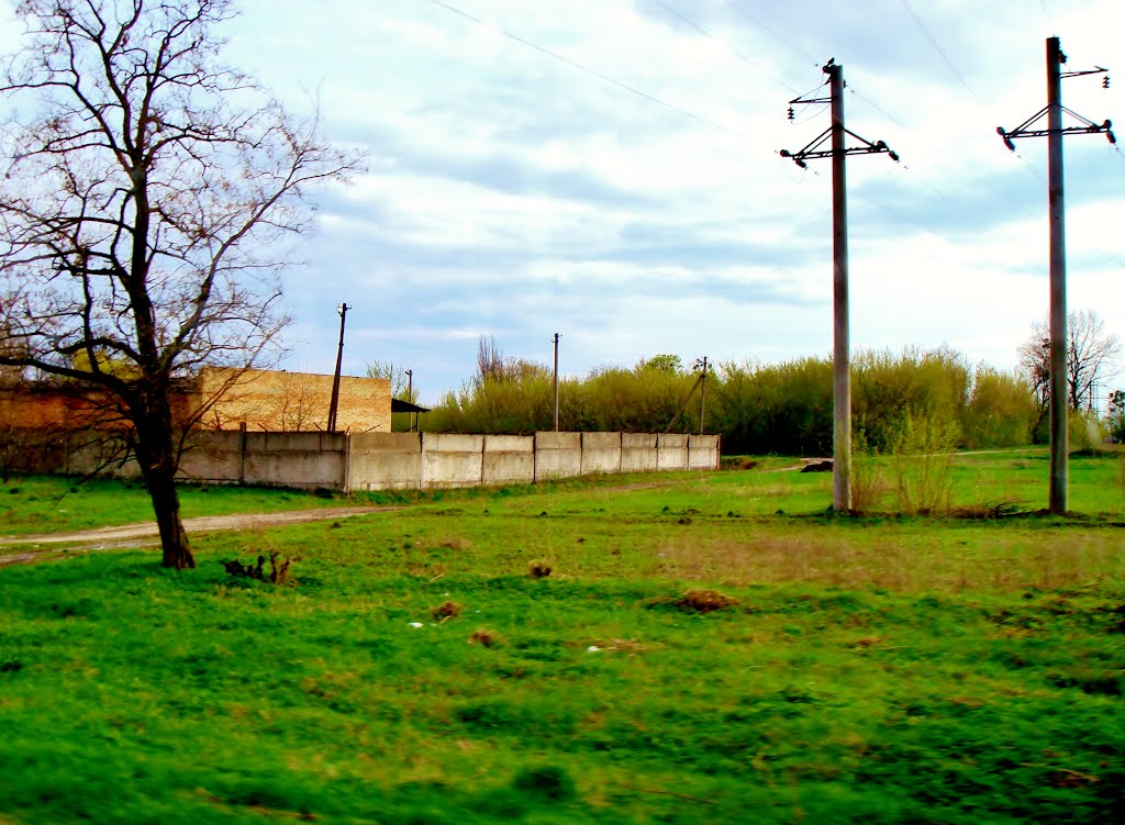 23.04.2012 17:21  Дорога Р04. Улица Белоцерковская. Склады на окраине г.Тараща.
