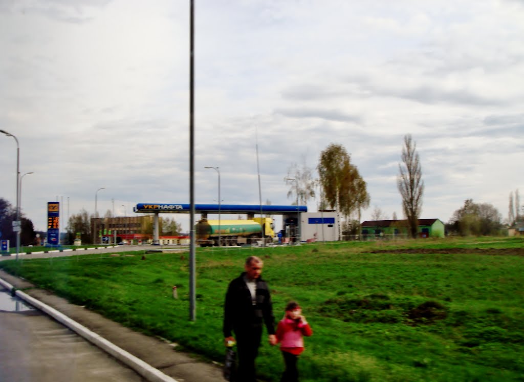 23.04.2012 17:22  Дорога Р04. Ул.Белоцерковская.  АЗС на въезде в г.Тараща.
