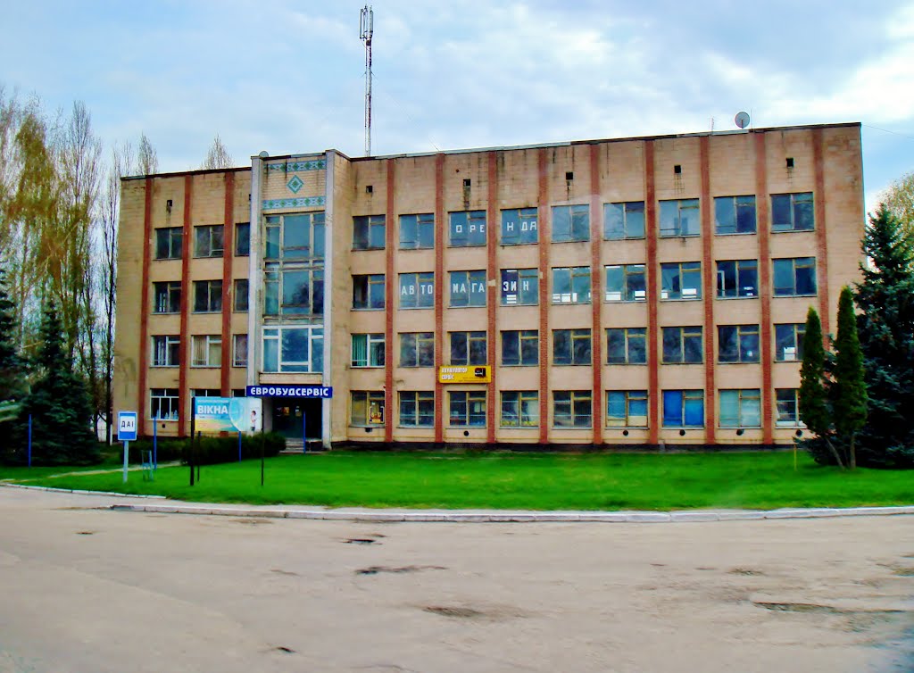 23.04.2012 17:22  Дорога Р04.  Офисное здание в г.Тараща на ул.Белоцерковской.