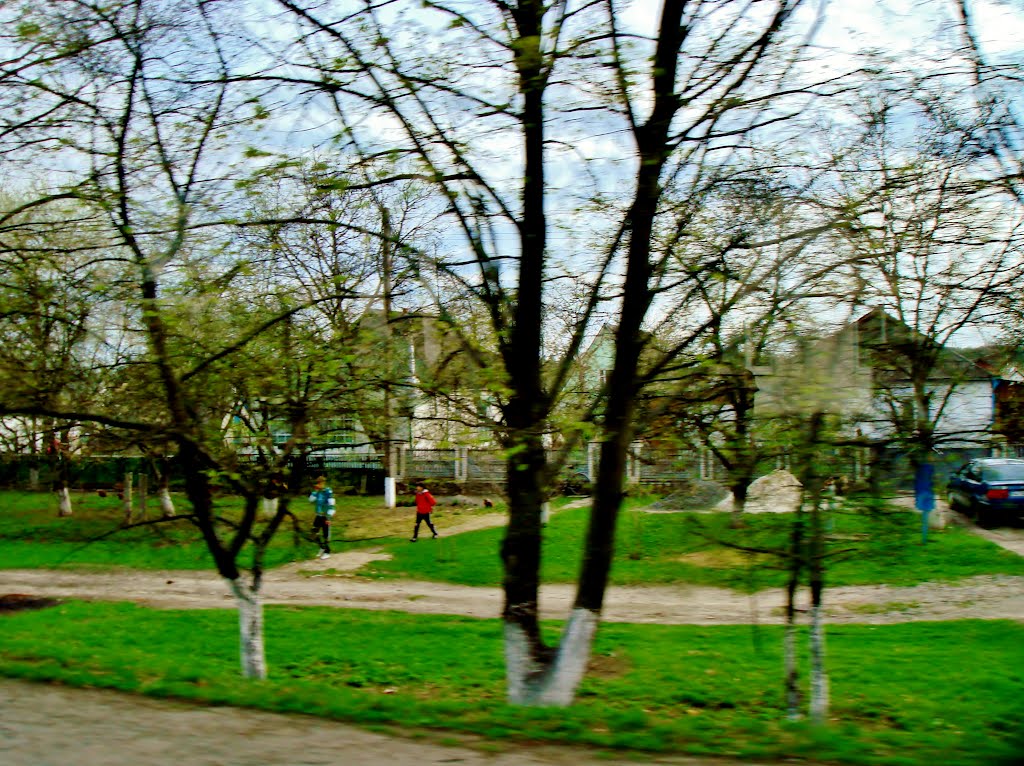 23.04.2012 17:23  Дорога Р04. На Белоцерковской улице города Тараща.