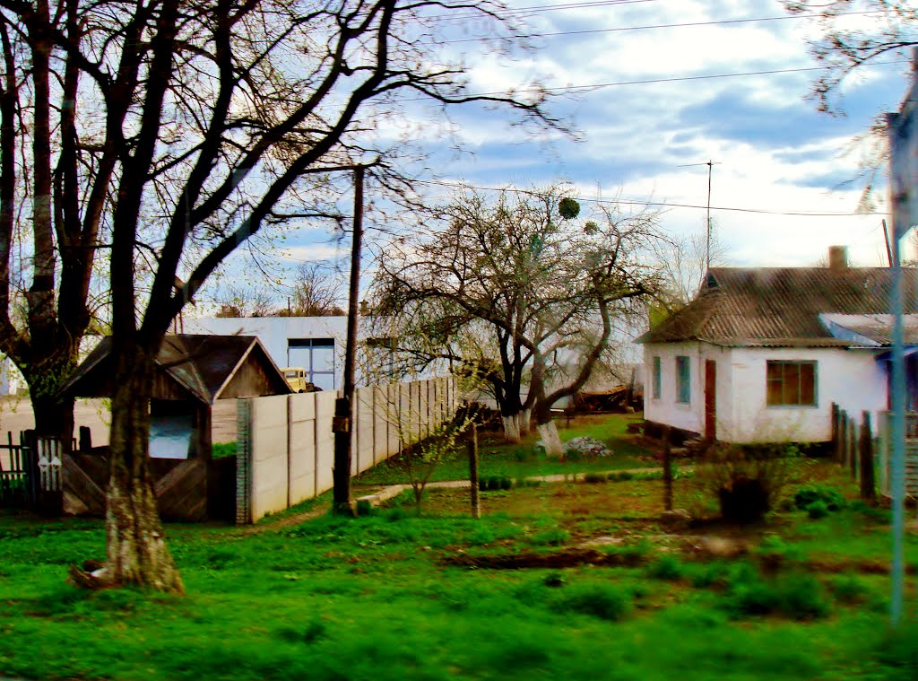 23.04.2012 17:23  Дорога Р04. Улица Белоцерковская. Частный сектор.
