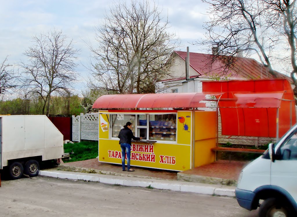 23.04.2012 17:23  Дорога Р04. Белоцерковская улица. Остановка пассажирского автотранспорта.