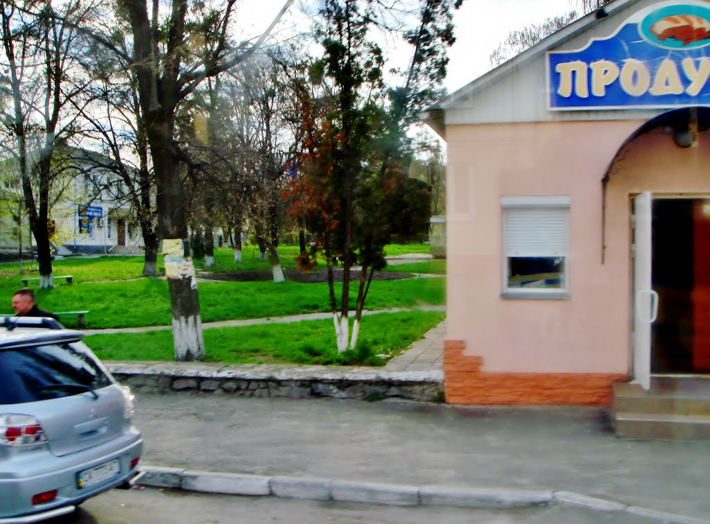 23.04.2012 17:25  Дорога Р04. Улица Богдана Хмельницкого. Магазин продукты.