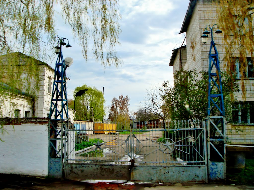 23.04.2012 17:27  Дорога Р04. Ул.Богдана Хмельницкого. Центральный въезд в учреждение.