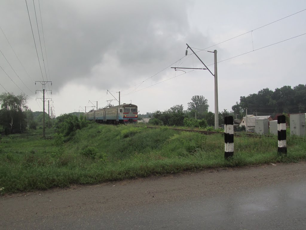 approaching train * чекаємо, поки проїде електричка
