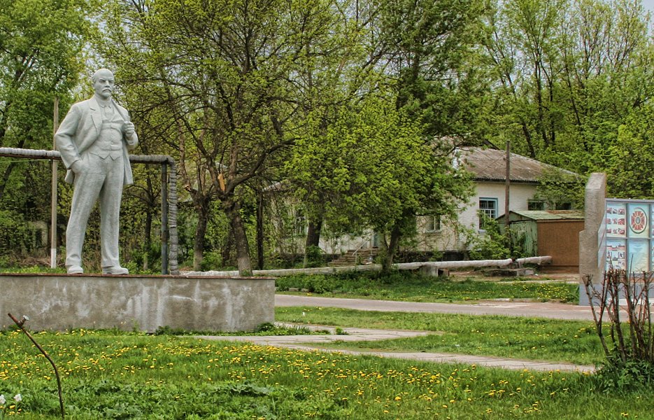 Чернобыль, памятник Ленину, на заднем плане здание райпотребсоюза