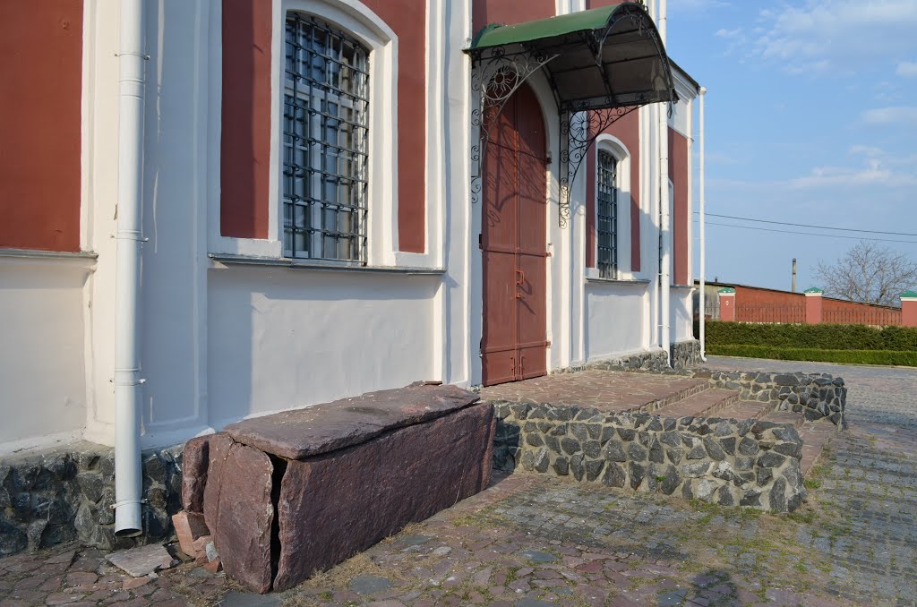 Саркофаг 11 века у церкви / The sarcophagus of the 11th cen. the church