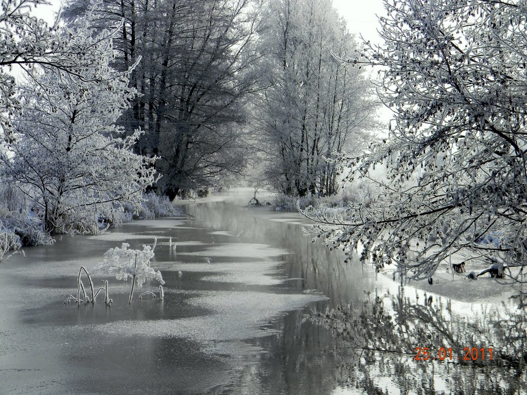 спит река