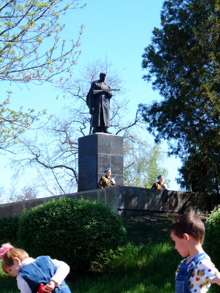 Александрия. Памятник неизвестному солдату. 9 Мая 2003