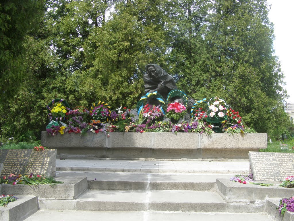 Памятник війни "Матір тримає вбитого сина"