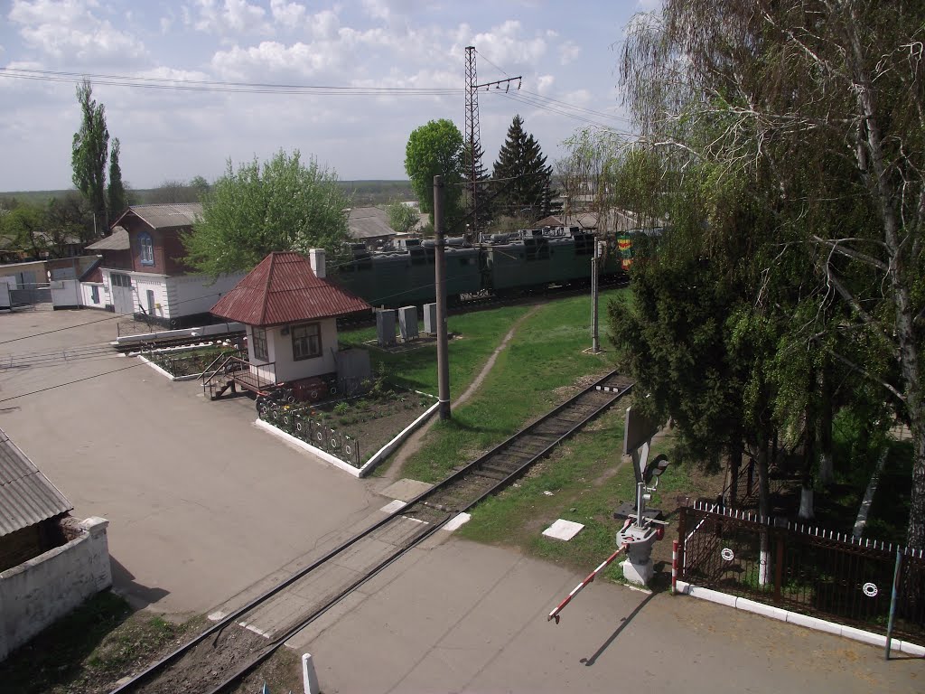 Железнодорожный переезд возле локомотивного депо