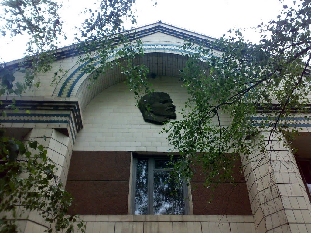 Ленін на фасаді