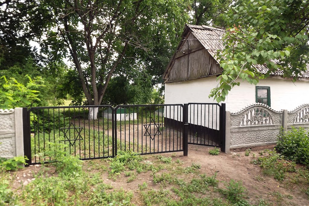 Entrance to jewish cemetery - בית קברות