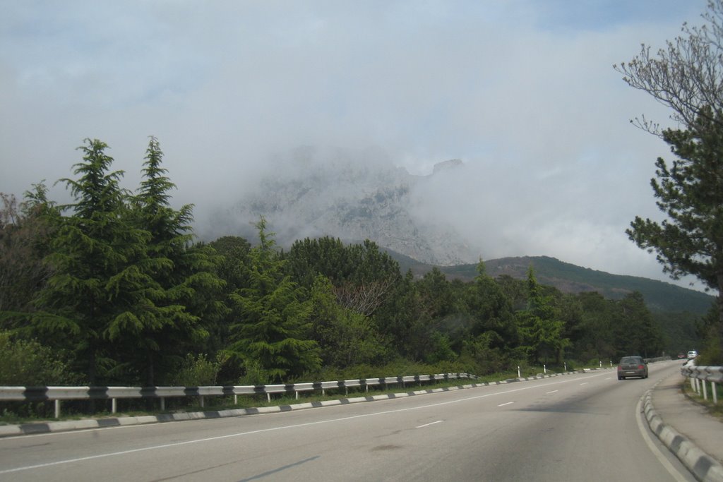 Облако село на гору. Cloud landed on the mountain.