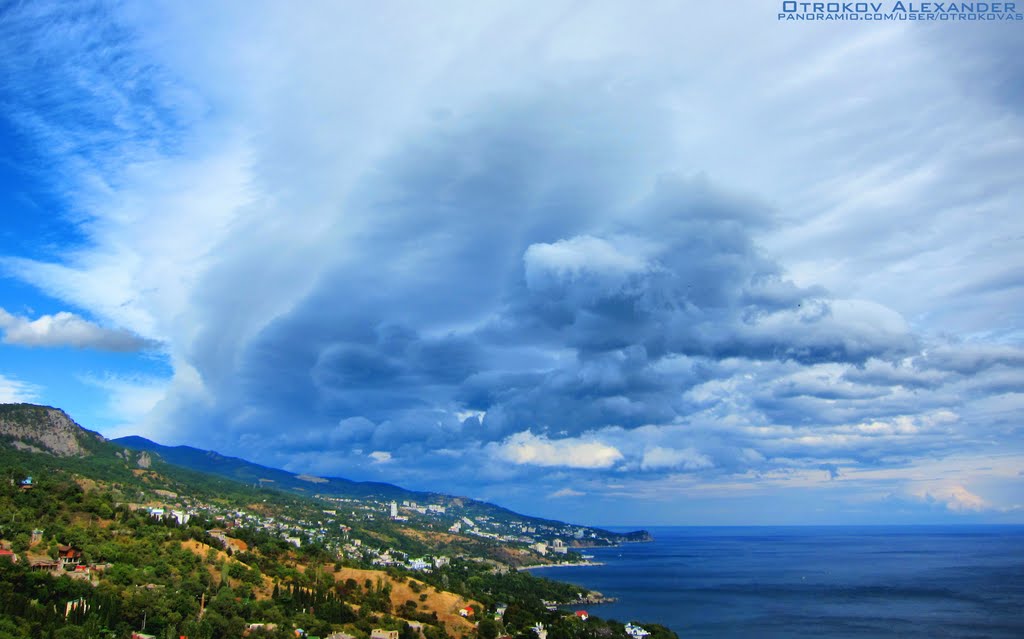 The autumn sky over the Black Sea