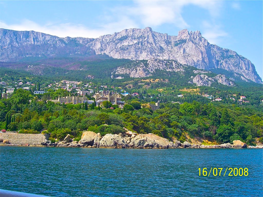 Крым. Вид с моря на Ай-Петри и Воронцовский дворец.