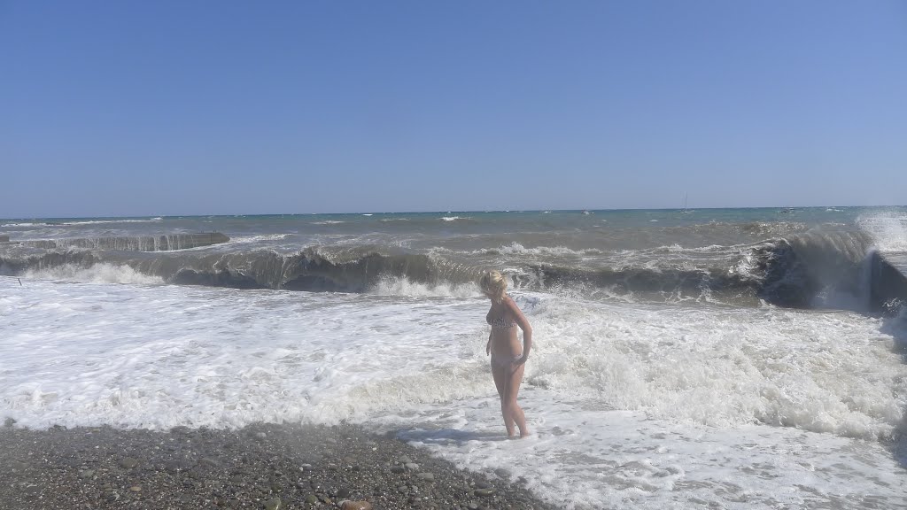 View of Intense Waves. Alushta. Beach. . Пляж в Алуште, волна.