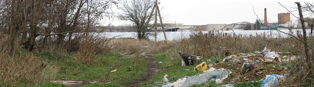 Панорама. Юго-западный угол периметра Багеровского завода марочных коньяков. Вдоль завода раскидан мусор