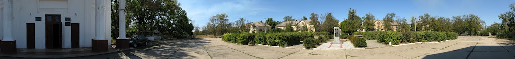 2012.09.04 - Панорама. Керчь. Багерово. Дом культуры и памятники (Ленину и авиаторам)