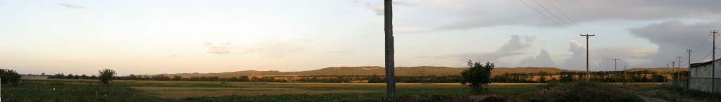 Панорама. Багерово. Вечер. Облака. Вид на юг на Андреевское урочище. Справа стена винно-водочного завода.