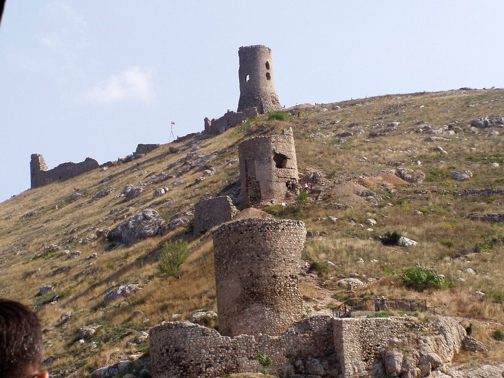 Руины Генуэсской крепости Чомбало (14 century)