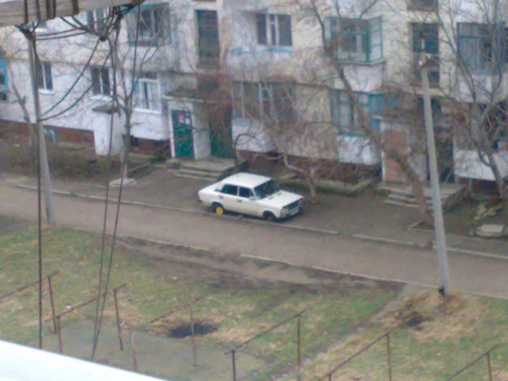 Двор ул.Нестерова и Восточной. Машина без колёс.